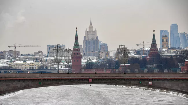 Вид на башни московского Кремля и здание МИД