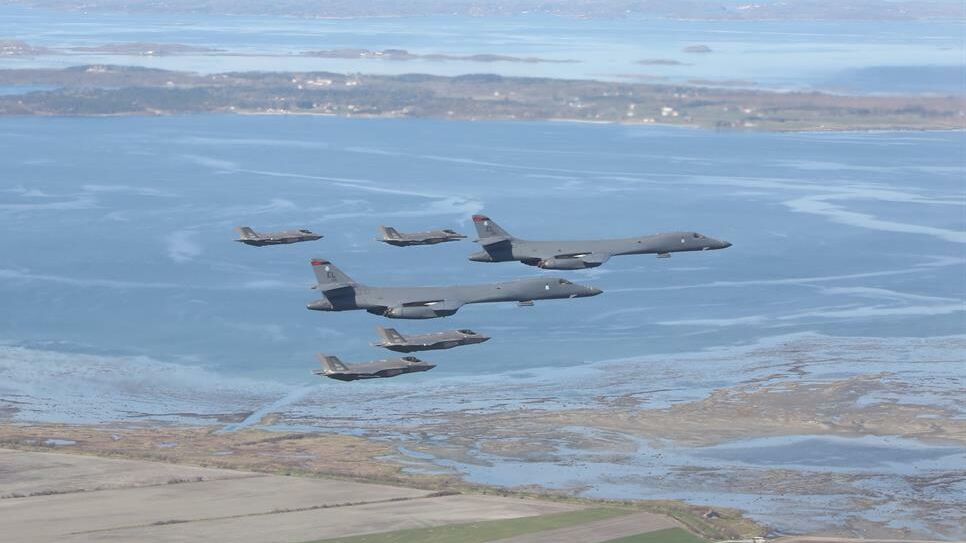 Американские стратегические бомбардировщики B-1B Lancer в сопровождении истребителей F-35 ВВС Норвегии - РИА Новости, 1920, 08.06.2021