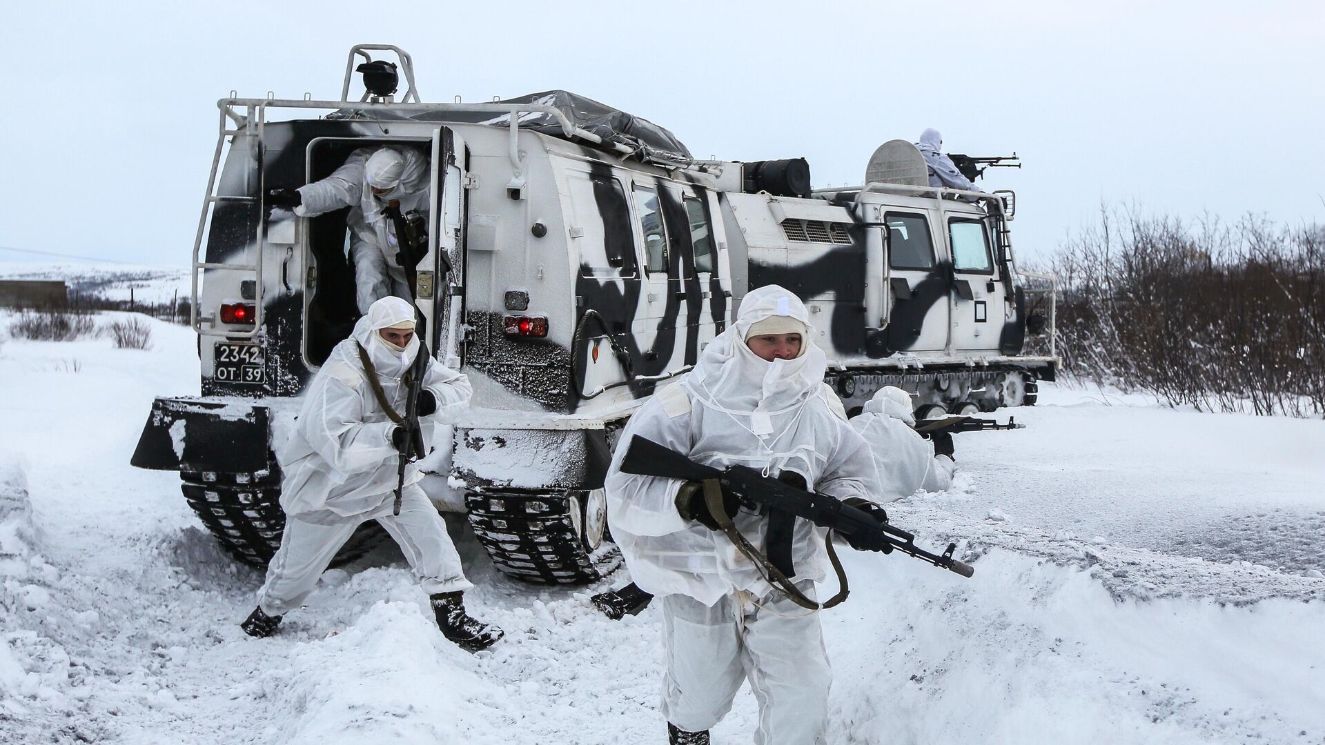 Военнослужащие разведывательного подразделения Печенгской бригады Северного флота на занятиях по тактической подготовке на боевых арктических вездеходах Алеут в Печенгском районе Мурманской области - РИА Новости, 1920, 26.11.2022