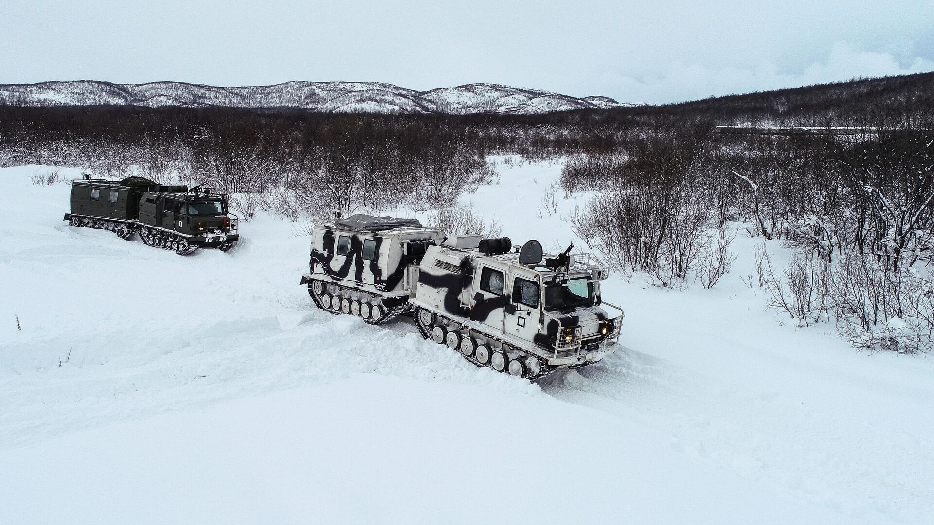 Военнослужащие разведывательного подразделения Печенгской бригады Северного флота на занятиях по тактической подготовке на боевых арктических вездеходах Алеут в Печенгском районе Мурманской области - РИА Новости, 1920, 17.09.2023