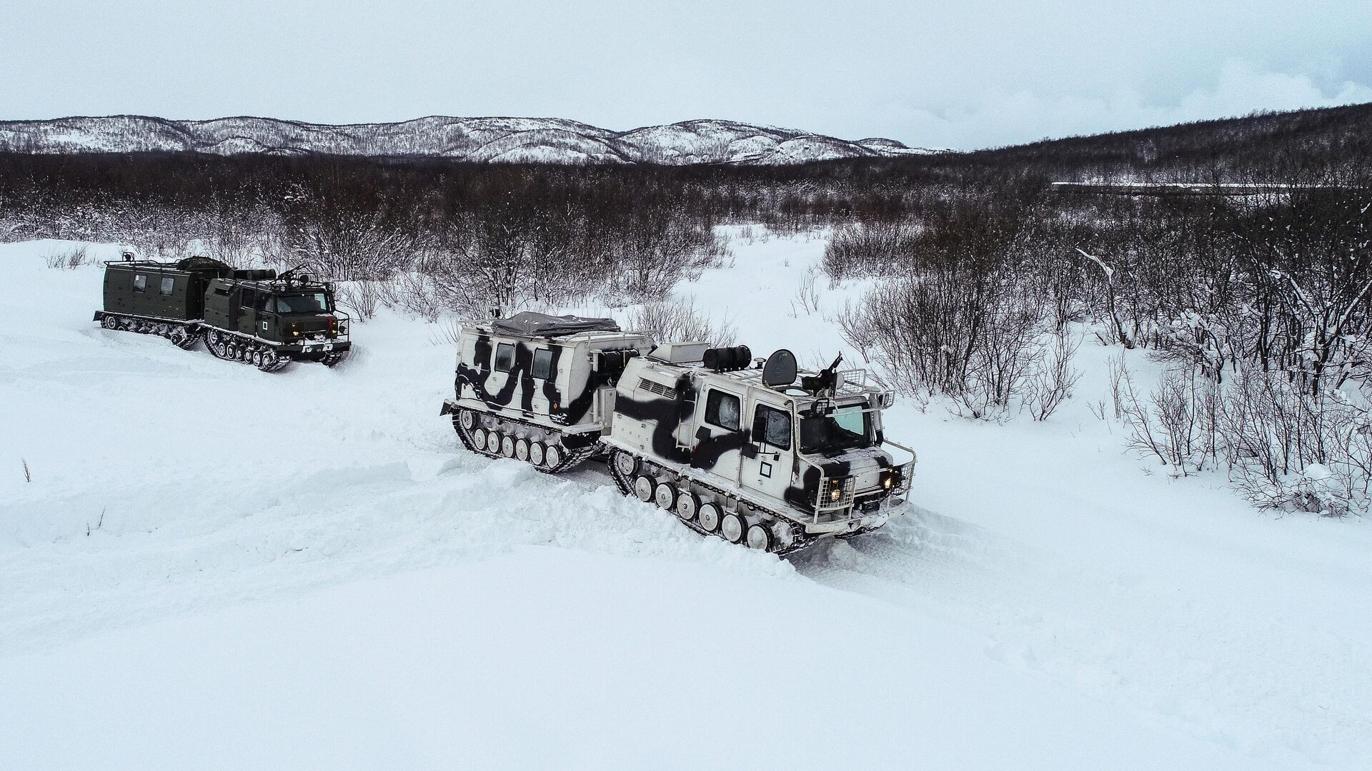 Военнослужащие разведывательного подразделения Печенгской бригады Северного флота на занятиях по тактической подготовке на боевых арктических вездеходах Алеут в Печенгском районе Мурманской области - РИА Новости, 1920, 17.09.2023