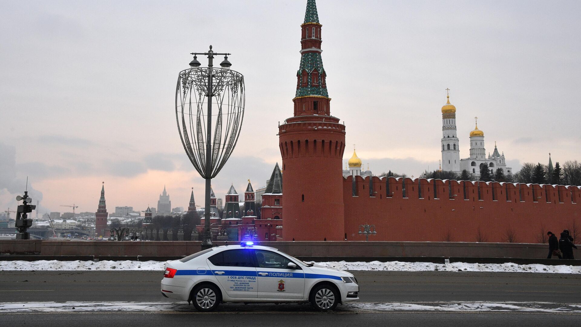 Полицейская машина на Большом Москворецком мосту в Москве - РИА Новости, 1920, 17.02.2023