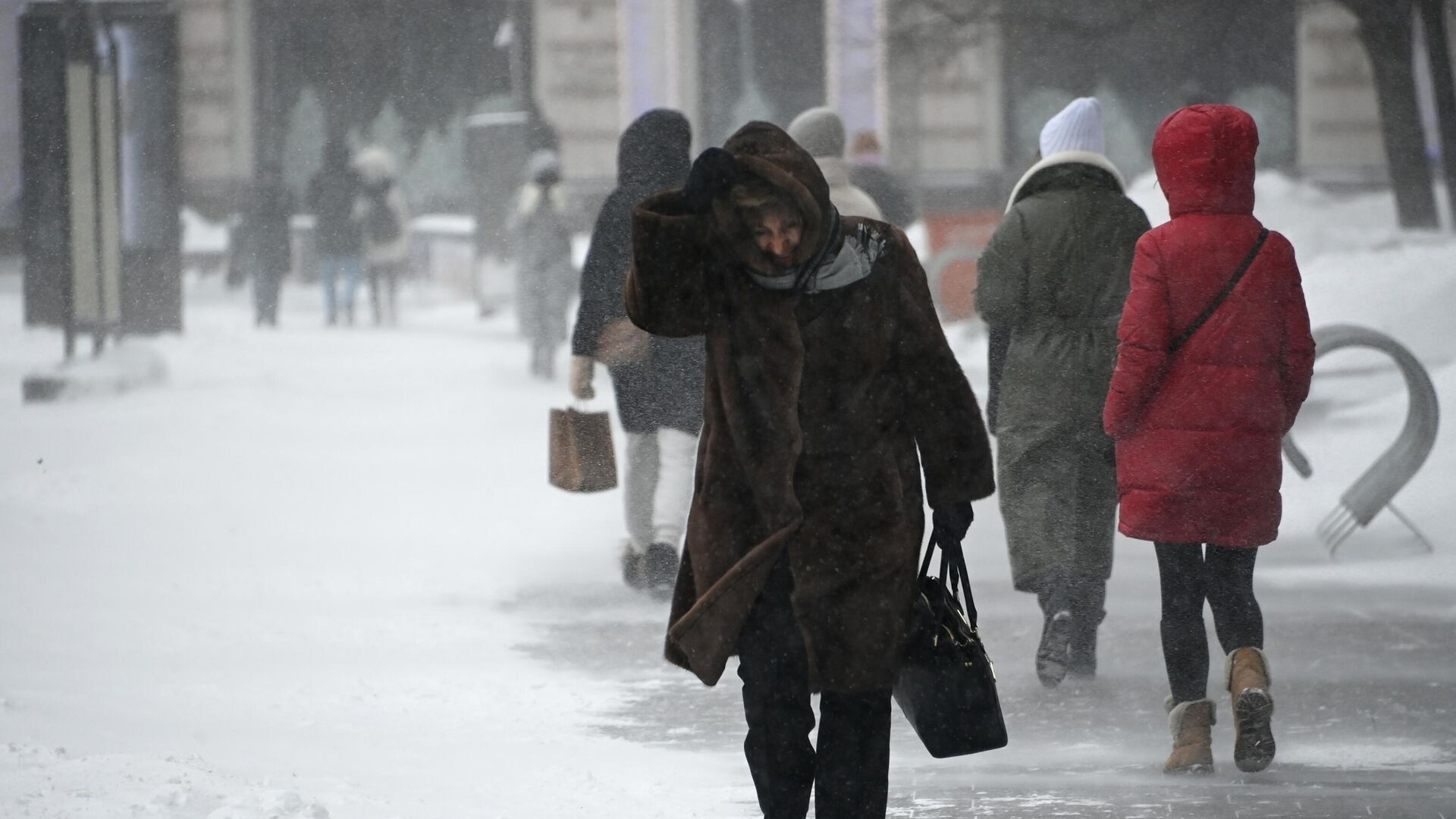 Прохожие во время снегопада в центре Москвы - РИА Новости, 1920, 26.02.2021