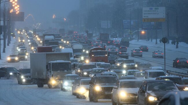 Автомобильное движение во время снегопада. Архивное фото