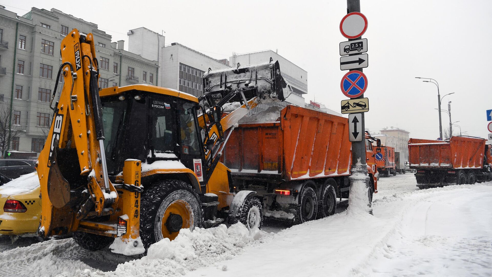 Снегоуборочная техника чистит во время снегопада Садовое кольцо в Москве - РИА Новости, 1920, 13.02.2021