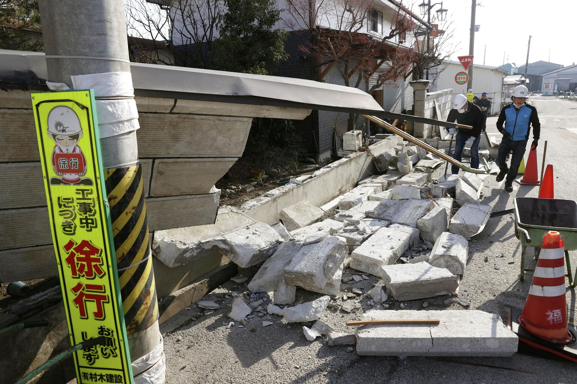 Обрушенная стена в результате сильного землетрясения в префектуре Фукусима, Япония. 14 февраля 2021 - РИА Новости, 1920, 10.03.2021