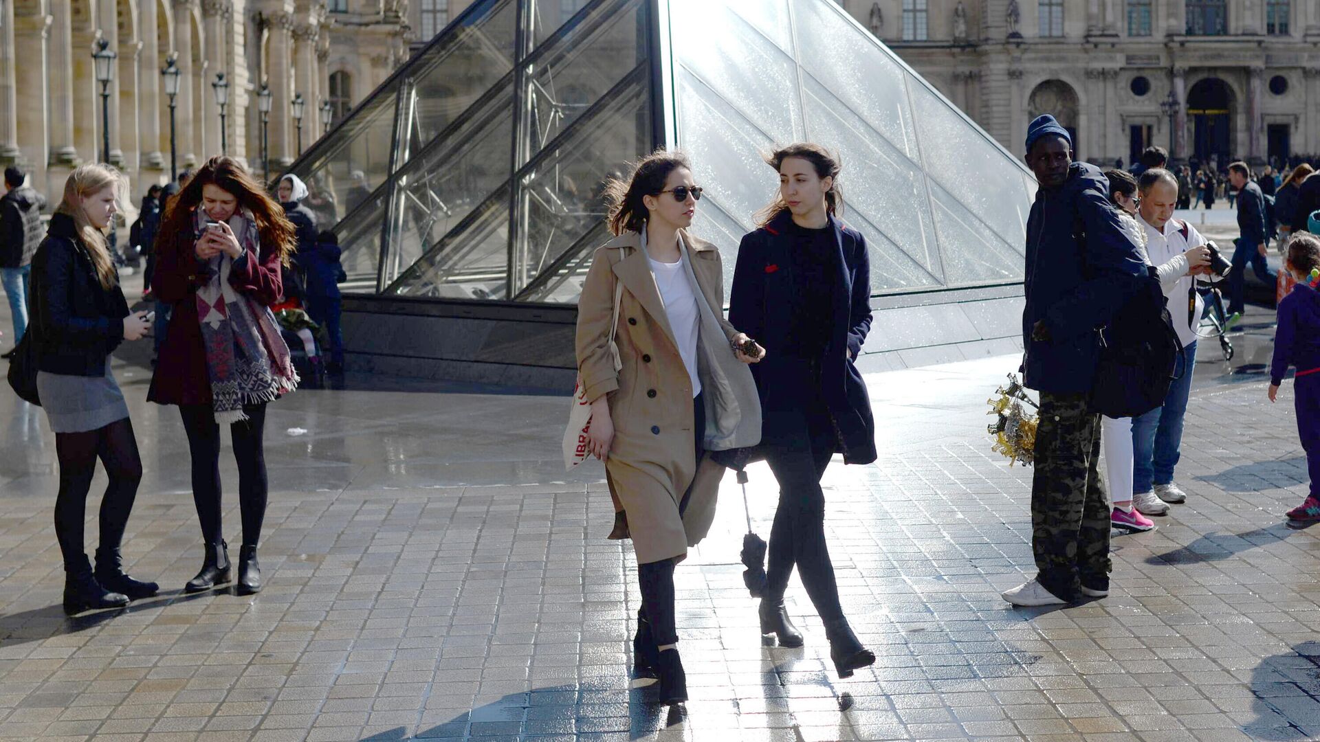 Девушки у стеклянной пирамиды Лувра во дворе Наполеона в Париже Девушки у стеклянной пирамиды Лувра во дворе Наполеона в Париже - РИА Новости, 1920, 24.10.2025