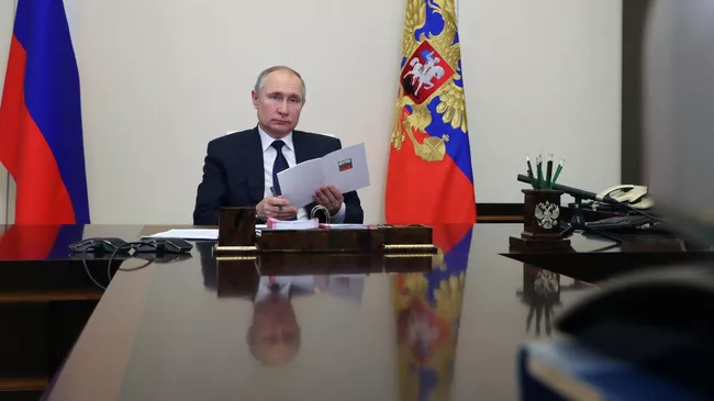 Президент РФ Владимир Путин в режиме видеоконференции проводит встречу с руководителями фракций Государственной Думы РФ