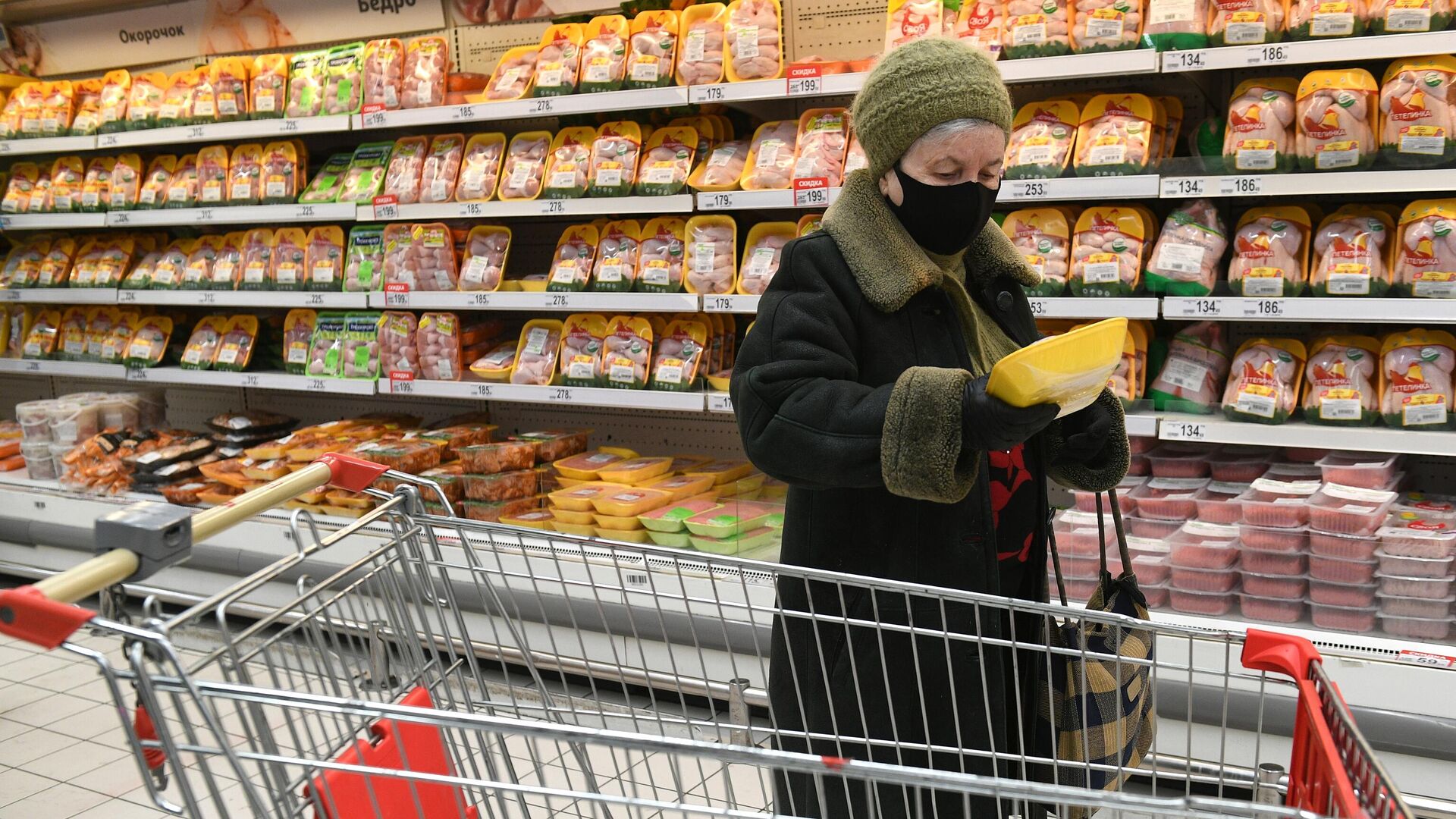 Покупательница выбирает курицу в мясном отделе гипермаркета Ашан в Москве - РИА Новости, 1920, 04.03.2021