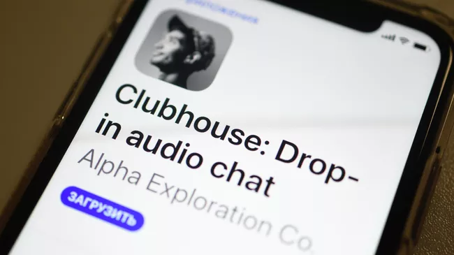 Приложение Clubhouse на экране смартфона