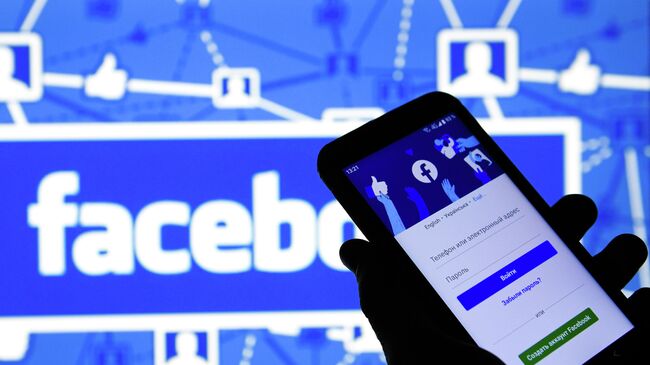 Приложение социальной сети Facebook в мобильном телефоне