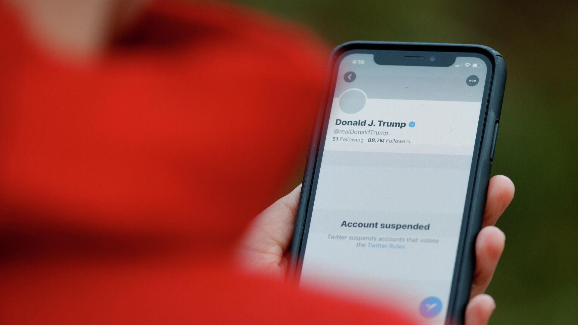 Заблокированный аккаунт Дональда Трампа в социальной сети Twitter  - РИА Новости, 1920, 28.04.2021