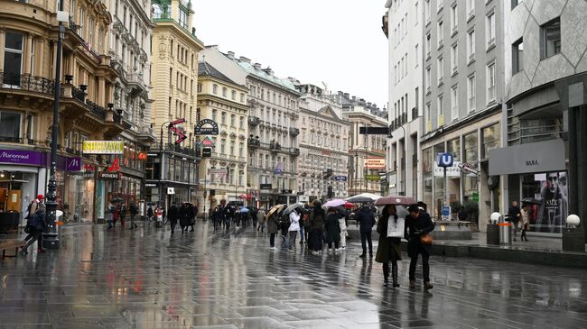 Прохожие на улице Кертнерштрассе в Вене