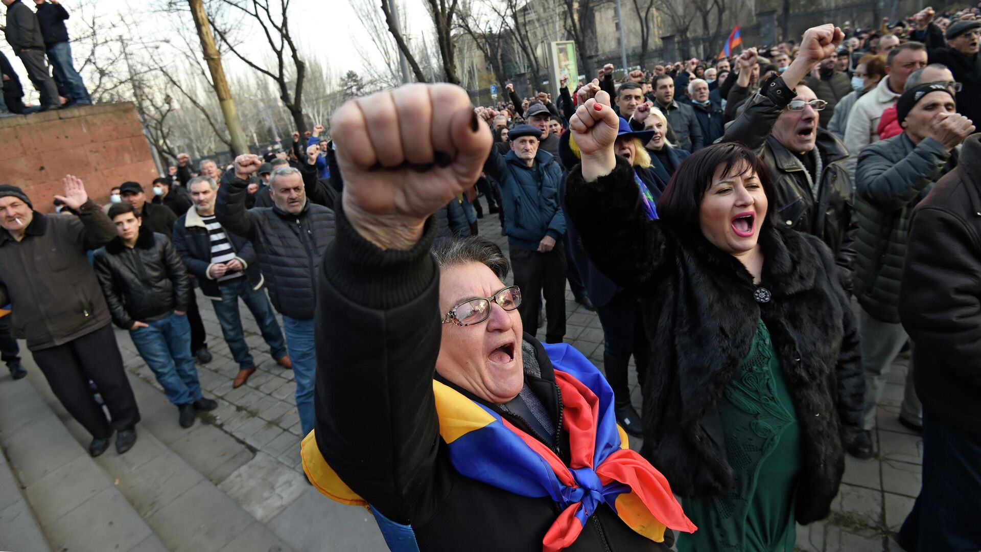 Оппозиционные активисты перекрыли проспект Баграмяна у здания Национального собрания Армении в Еревaне - РИА Новости, 1920, 25.02.2021