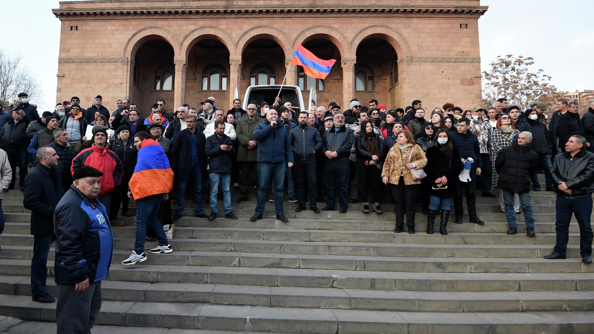 Оппозиционные активисты перекрыли проспект Баграмяна у здания Национального собрания Армении в Еревaне - РИА Новости, 1920, 25.02.2021