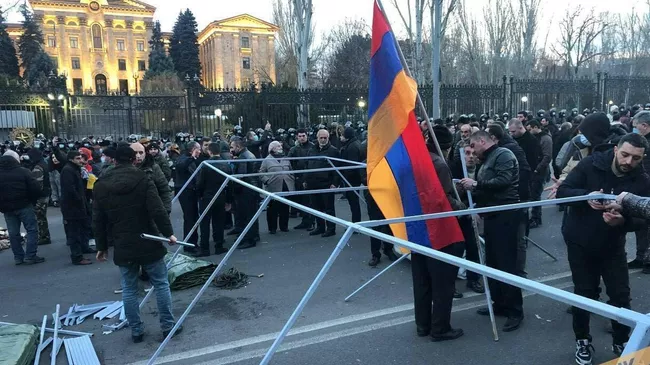Оппозиция устанавливает палатки на проспекте Баграмяна у здания Национального собрания Армении 