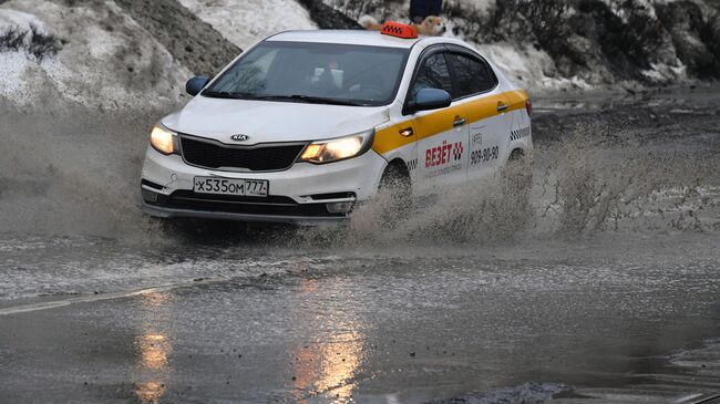 Автомобиль такси на одной из улиц в Москве