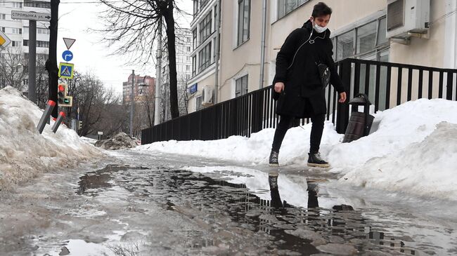 Мужчина на одной из улиц в Москве