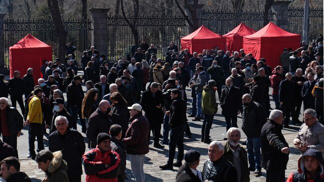 Участники митинга оппозиции на проспекте Баграмяна в Ереване