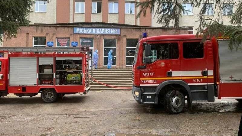 Сотрудники экстренных служб на месте взрыва в больнице в городе Черновцы, Украина - РИА Новости, 1920, 28.02.2021