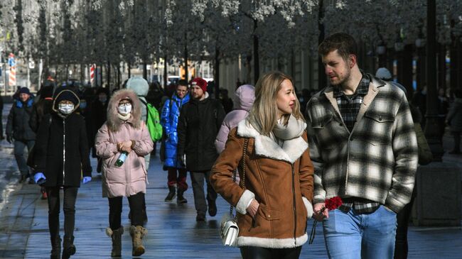 Прохожие на Никольской улице в Москве