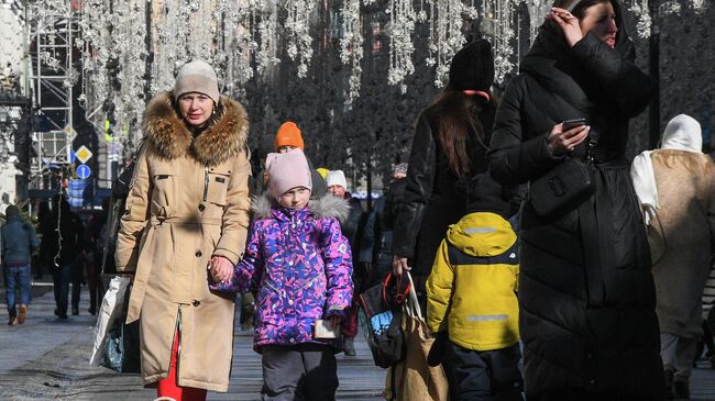 Прохожие на Никольской улице в Москве