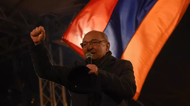 Бывший Премьер-министр Армении Вазген Манукян выступает на акции протеста оппозиции с требованием отставки премьер-министра Армении Никола Пашиняна на проспекте Баграмяна в Ереване