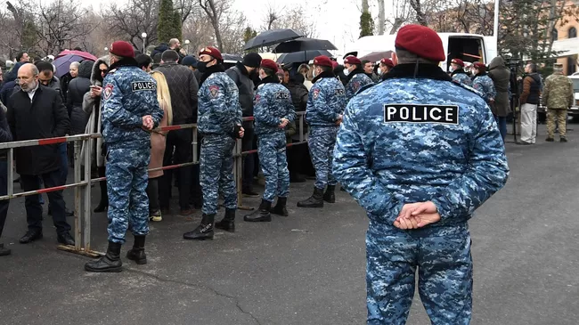 Сторонники экс-президента Армении Роберта Кочаряна перед зданием суда, где проходит заседание по делу 1 марта