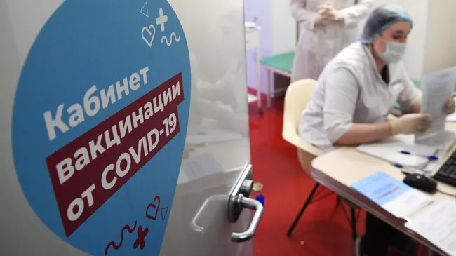 Медики в кабинете вакцинации от COVID-19
