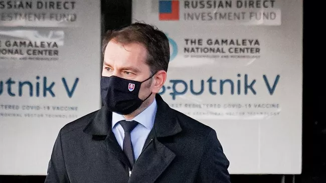 Премьер-министр Словакии Игор Матович в аэропорту города Кошице, куда доставлена первая партия российской вакцины от коронавируса Спутник V