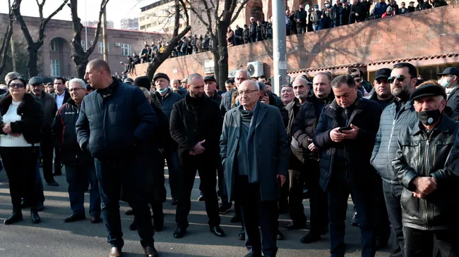 Участники митинга оппозиции на проспекте Баграмяна перед зданием Национального собрания Армении в Ереване