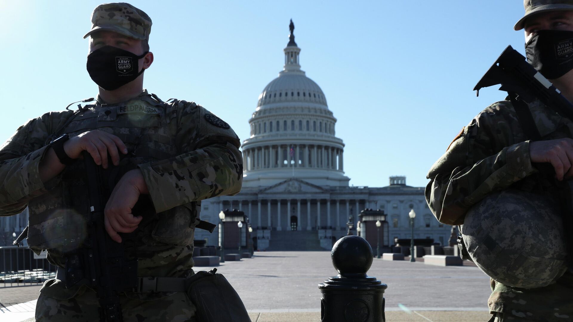 Сотрудники Национальной гвардии США у здания Капитолия в Вашингтоне - РИА Новости, 1920, 04.03.2021