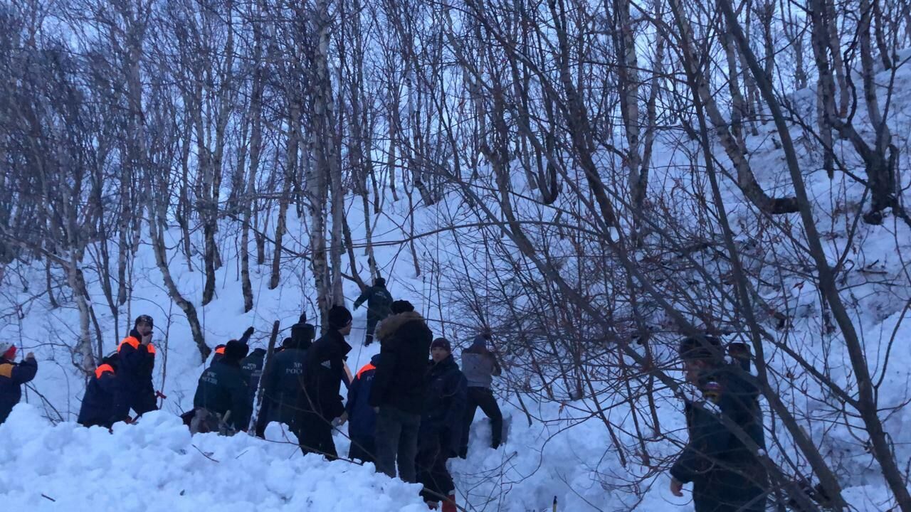 Сотрудники МЧС на месте схода лавины на Камчатке - РИА Новости, 1920, 06.03.2021