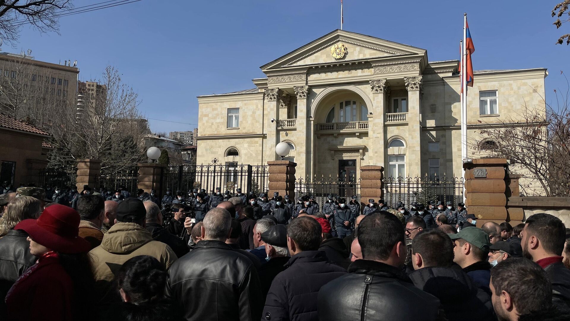 Участники митинга оппозиции на проспекте Баграмяна перед зданием Национального собрания Армении в Ереване - РИА Новости, 1920, 06.03.2021