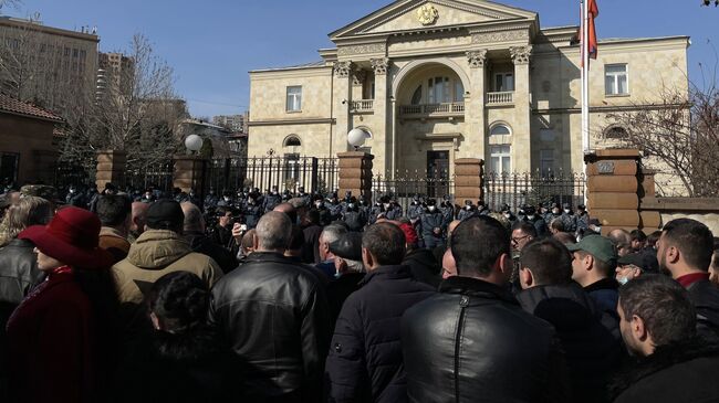 Участники митинга оппозиции на проспекте Баграмяна перед зданием Национального собрания Армении в Ереване