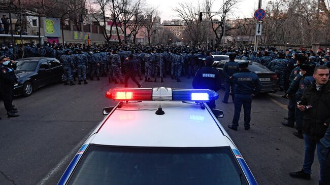 Сотрудники полиции во время митинга оппозиции на проспекте Баграмяна в Ереване