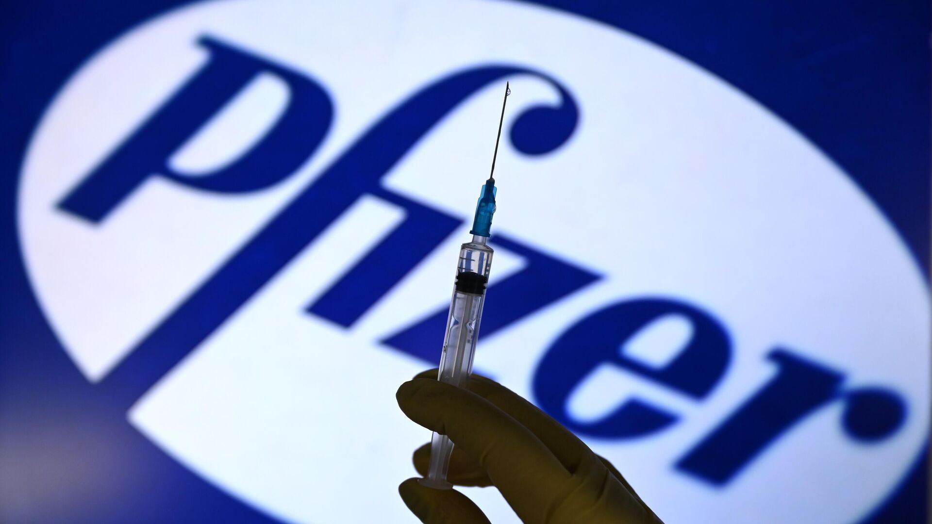 Шприц на фоне логотипа Pfizer - РИА Новости, 1920, 22.04.2021