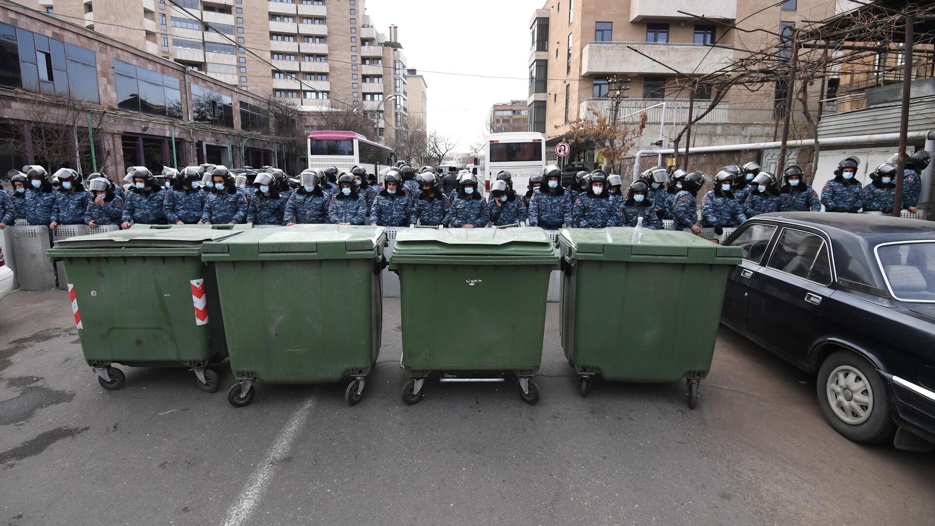 Сотрудники полиции на улице Демирчяна возле здания Народного собрания Армении в Ереване - РИА Новости, 1920, 25.04.2022