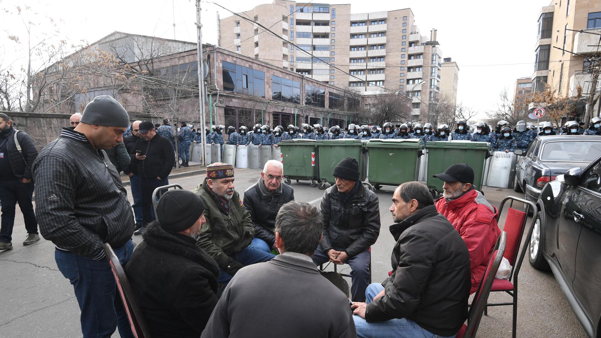 Участники протеста оппозиции на улице Демирчяна возле здания Народного собрания Армении в Ереван - РИА Новости, 1920, 10.03.2021