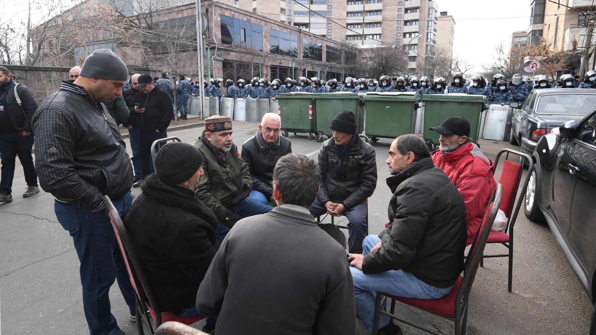 Участники протеста оппозиции на улице Демирчяна возле здания Народного собрания Армении в Ереван - РИА Новости, 1920, 10.03.2021