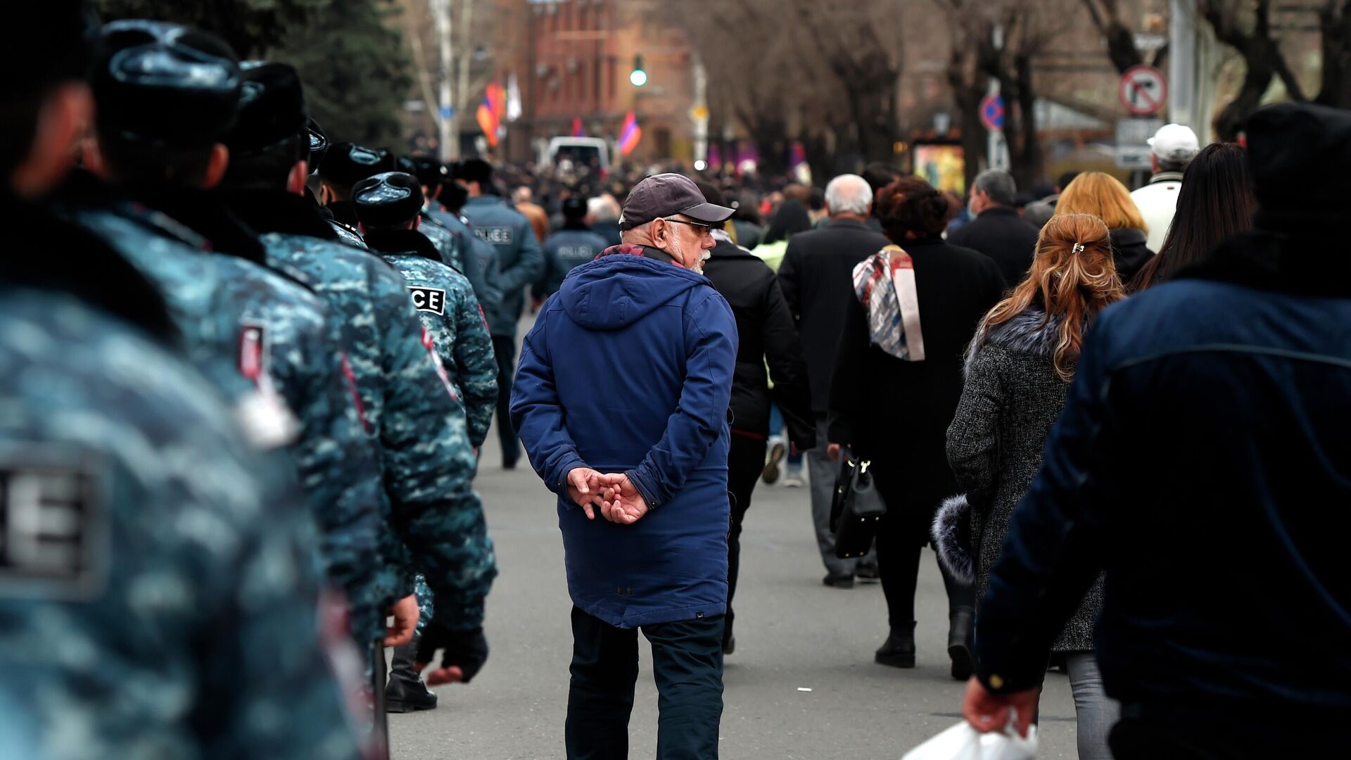 Струдники полиции и участники митинга на проспекте Баграмяна в Ереване - РИА Новости, 1920, 16.03.2021