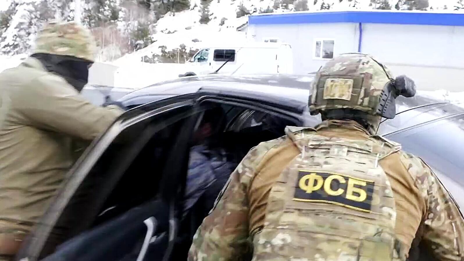 Сотрудники ФСБ России во время задержания лиц, причастных к восстановлению боевых свойств гражданских образцов оружия в подпольных мастерских и их сбыту - РИА Новости, 1920, 09.07.2021