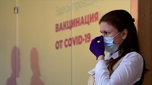 Сотрудница центра госуслуг Мои документы возле пункта вакцинации от COVID-19