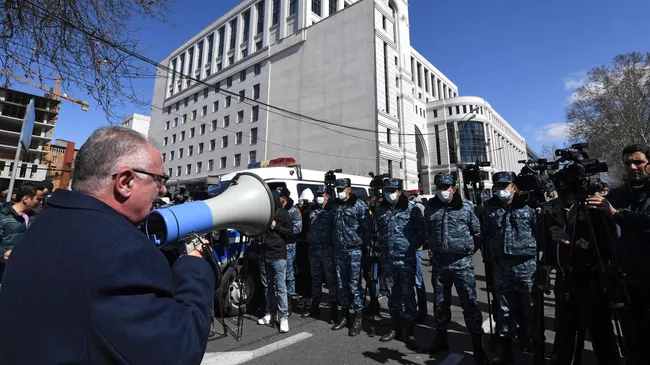 Сотрудники полиции у здания МИД Армении