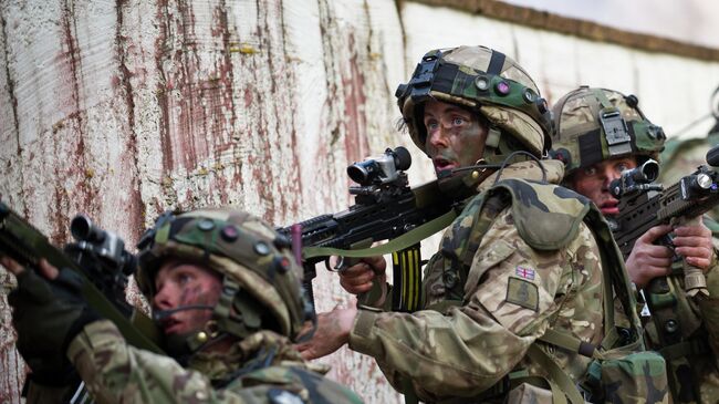 Британские курсанты Королевской военной академии во время учений