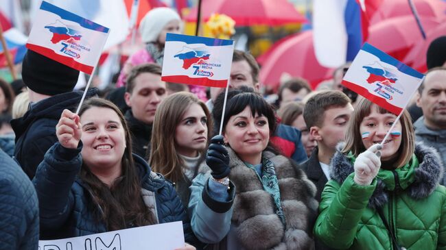 Зрители на праздничном концерте в честь седьмой годовщины Крымской весны в Симферополе