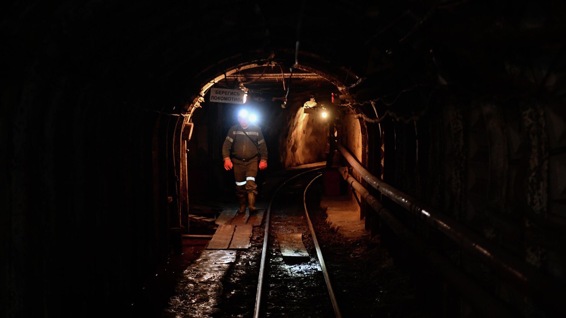 Рабочий в шахте Мариинского изумрудного прииска в Свердловской области - РИА Новости, 1920, 30.01.2026