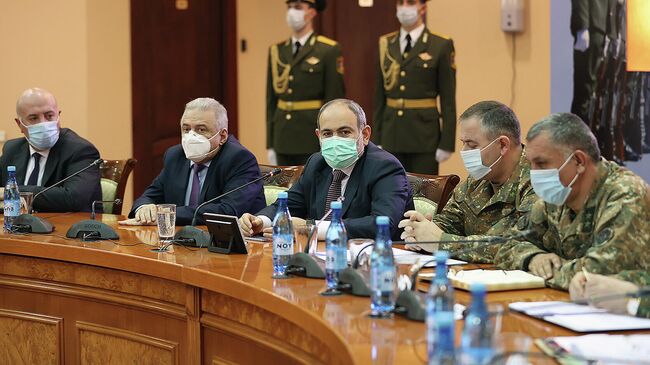 Премьер-министр Армении Никол Пашинян во время вступления генерала-лейтенанта Артака Давтяна в должность начальника Генерального штаба ВС Армении