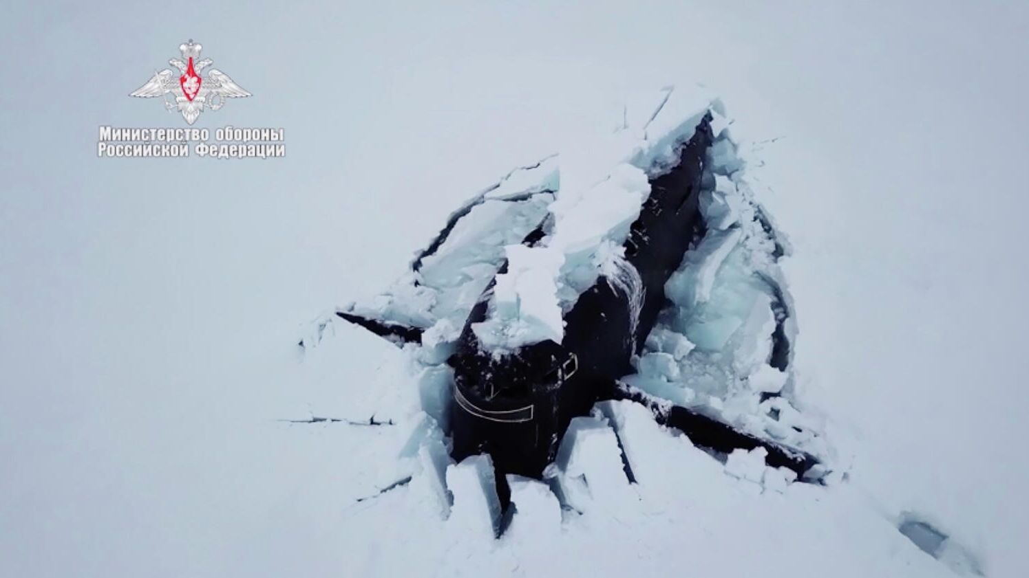 Три атомные подводные лодки одновременно всплыли, проломив лед в Арктике. Кадр видео - РИА Новости, 1920, 02.07.2021