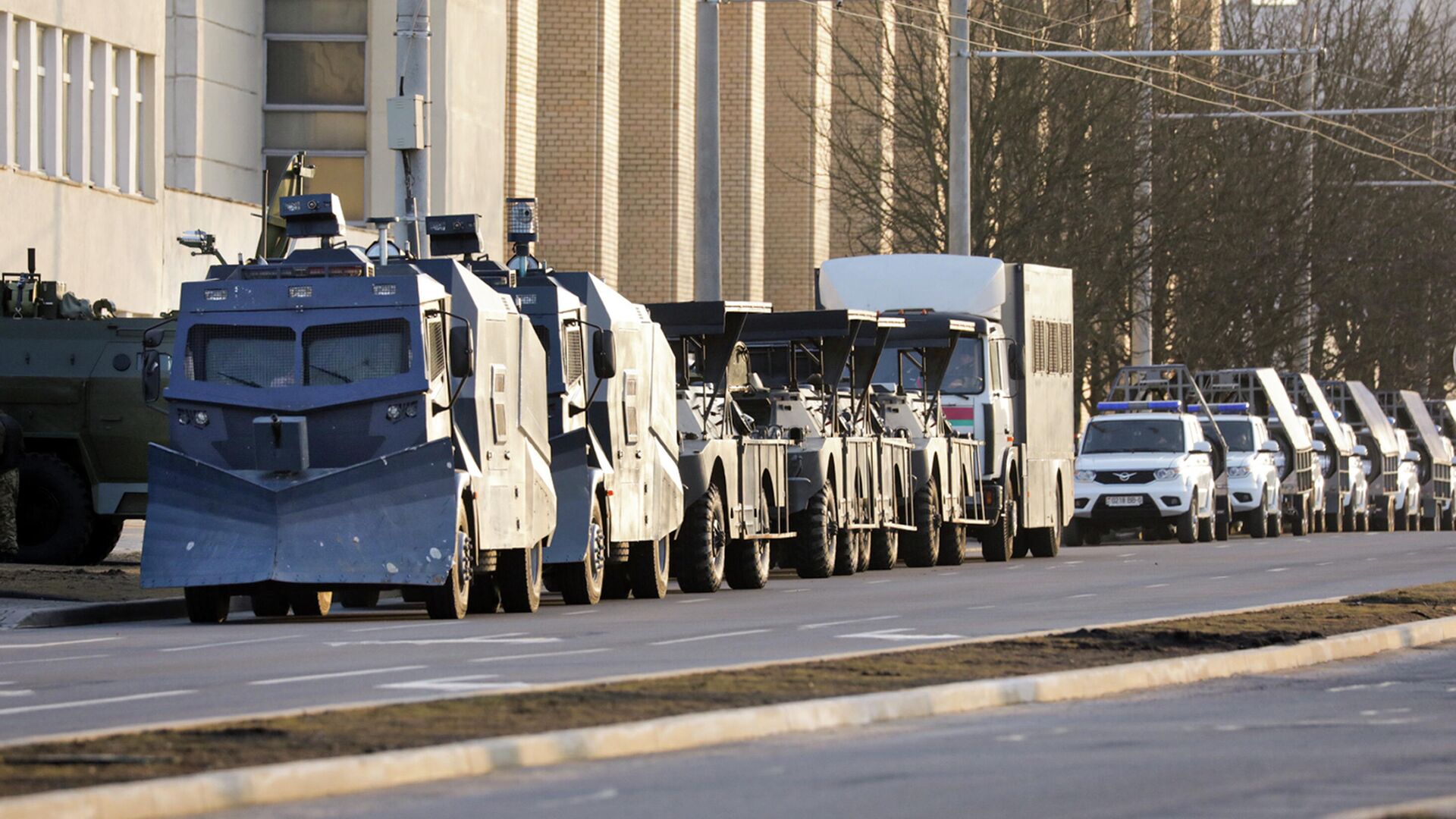 Полицейские водометы, припаркованные в центре Минска, перед акцией оппозиции - РИА Новости, 1920, 27.03.2021